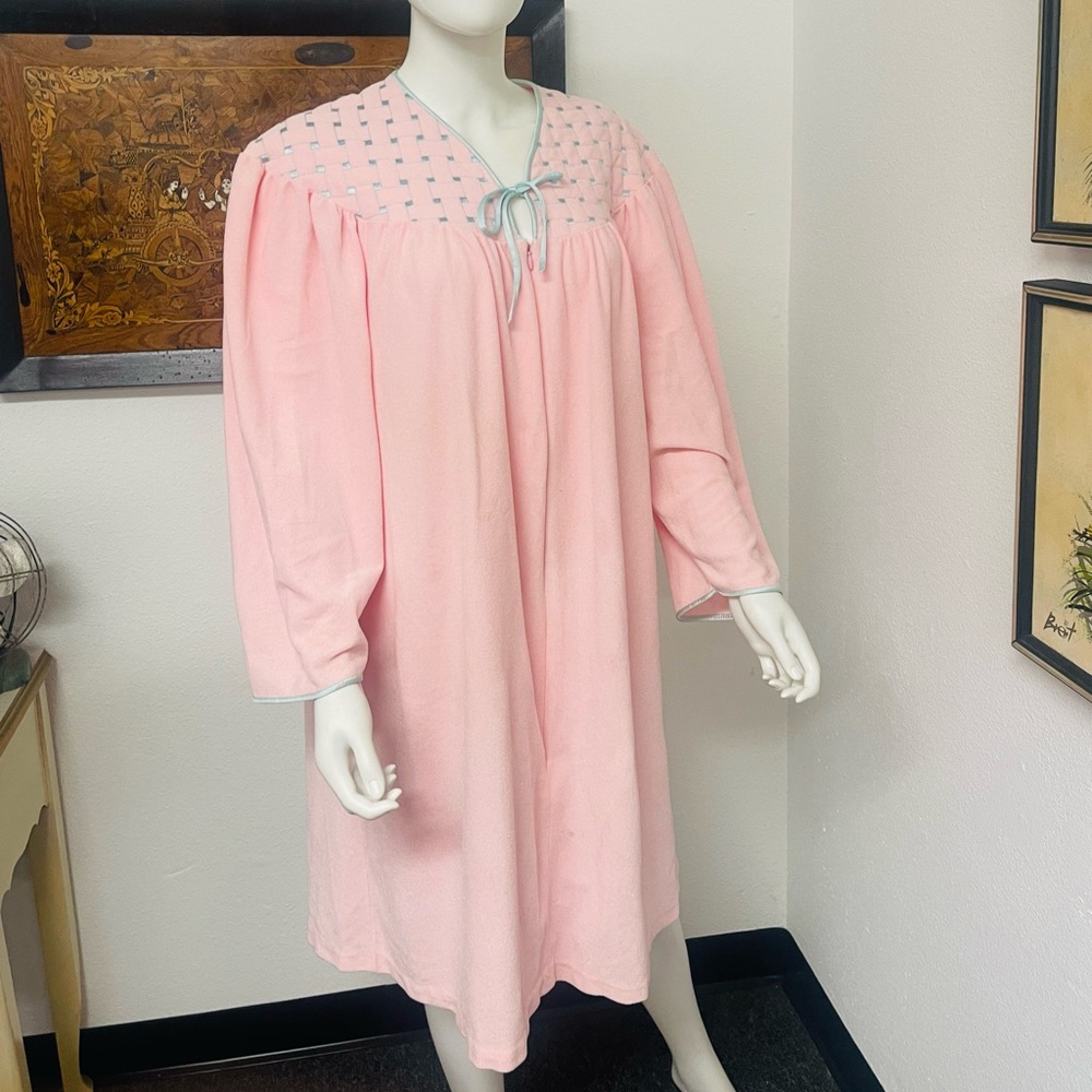 Vanity Fair Large Pink Zip Up Robe With Blue Accents